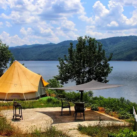 Luxe tent Lakeview Glamping
